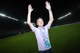 禁令解除+主场首胜！谢晖与大连球迷同庆疯狂星期四图片