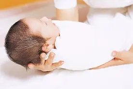 这4个促进宝宝发育的方法，其实是在帮倒忙，不注意还可能伤到娃图片