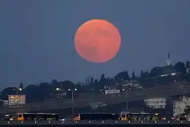 罕见“咸蛋黄色”的月亮来袭！为什么月亮会变黄，这意味着什么？图片