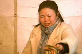 2017年四川女子蛇窝里淘金，养数万条蛇年赚千万，人称“女蛇王”图片