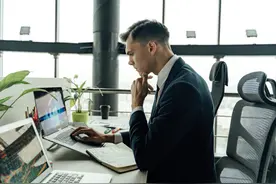 我，高速收费站的收费员，本科毕业，工作两年，透露到手工资图片