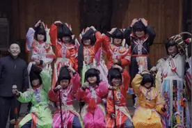 裸辞回乡的贵州小伙，拍短视频当上“村长”后，收获四百多万粉丝点赞图片