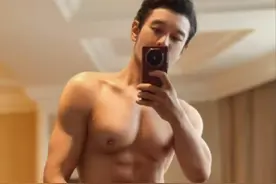 起猛了！47岁黄晓明裸露上半身大秀胸肌，网友：老老的年轻感图片