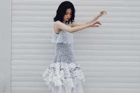 欧阳娜娜蕾丝镂空礼裙清纯可人 齐肩发搭橘色系妆容温婉可爱图片