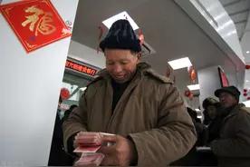 银行卡身份证信息过期，钱取不出来了，该怎么办？银行人员来解答图片