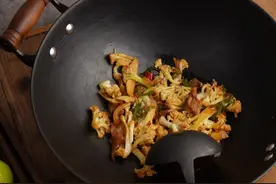 铁锅炒菜一定油烟大吗？解决问题并不难，跟你的油有关系图片