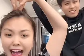 范丞丞看网红直播忘切小号，刷火箭成榜一大哥，被抓包后反应太逗图片