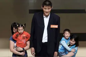 中国第一高人，十六岁就有了2米46，如今他怎样了？图片