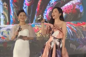 张靓颖现身成都商演，穿抹胸裙不怕冷，离婚后身材被赞更优越图片