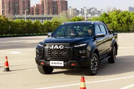 国产小猛禽，造型硬派，配采埃孚8AT+分时四驱，开过都说好！图片