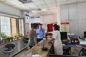 楼顶突现信号基站引发居民担忧！社区、民警介入调解后拆除图片