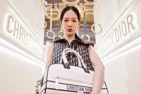 辰亦儒老婆挺有少女感，穿全身Dior套装名媛范儿十足！扎马尾俏皮图片