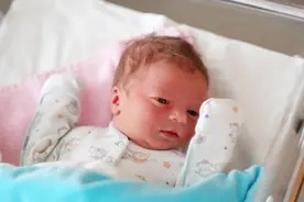 新生儿出生后，这几种现象出现得越早，代表孩子越聪明越健康图片