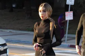 香堤儿·杰佛瑞斯穿着紧身短裙+黑丝，简直是性感迷人到不行！图片