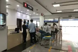 男子吃妻子的自制腌菜，中毒进医院！问题出在这里图片