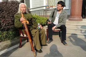 94岁老人流浪街头，背着现金和宝剑找战友，调查牵出25年前秘密图片