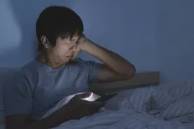 总喜欢在睡前玩手机的人，不用多久，就可能会“落下”4个毛病图片