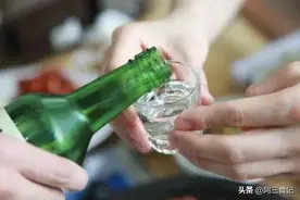 请人下馆子时最好自带酒水，否则若遇到这3种情况，反而更丢面子图片