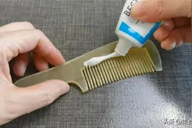 把牙膏挤在梳子上，作用太厉害了，解决了很多朋友的烦恼，真实用图片