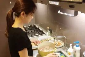 云南姑娘凌晨6点给男友做盒饭走红，男友却抱怨：天天就那几样图片