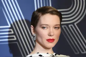 37岁蕾雅赛杜太惊艳！一身披风尽显女王气场，白到发光美得像油画图片