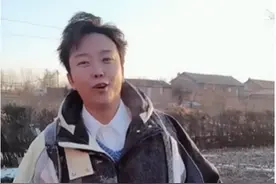 李玉刚回老家过年，打扮低调素颜显精神，当街摔鞭炮玩闹似孩童图片