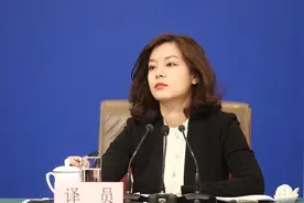 她16分钟速译吊打美国同行，美貌与实力并存，被誉为“冷艳女神”图片