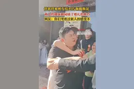 伴郎伴娘相互给对方佩戴胸花，现场气氛十分暧昧，新人表情很尴尬图片