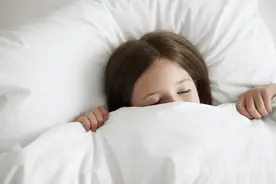 “被子重睡得香”有科学依据了！盖厚被子4周，失眠降一半图片