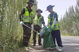 小小男子汉挑起护路新担子图片