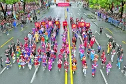 爽爽贵阳举行民族大联欢 载歌载舞喜迎中国旅游日图片