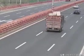 遭遇横风！货物掉落！ 驾驶员不顾危险停车捡货图片