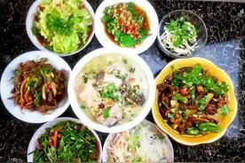 五一假期儿子领女友回家，老两口做一桌菜招待，儿子：丢人真寒酸图片