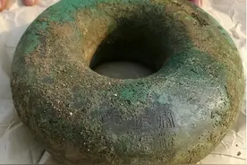 1927年，甘肃小男孩抓野兔往洞中一摸，竟意外发现王莽“度量衡”图片