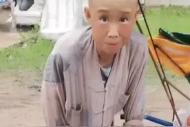 偶遇从上海步行到安徽的苦行僧，才知道很多假和尚尼姑都是骗钱的图片