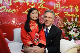 为啥美国人看不上本国弃婴，却喜欢收养中国小孩？看完心情复杂图片