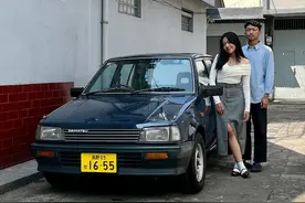 印尼男生买1986年夏利代步，价格便宜，但女友不嫌弃图片