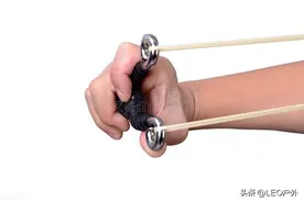 新手如何才能打准？其实弹弓技术就是开弓姿势的练习图片