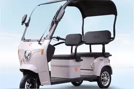 骑行不要驾照！这2款电动小三轮，带遮雨棚，能载3人，适合老年人图片