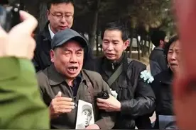 1954年，河南一清洁工的身份暴露，被送到北京，成为伟人座上宾图片