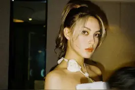 谷爱凌又长高了，1.8米大高个完美身材，网友：目测是43码大脚图片