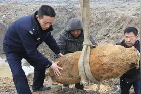 2016年四川农场挖出一“炸弹”，工人吓得报警，专家赶来后乐开花图片