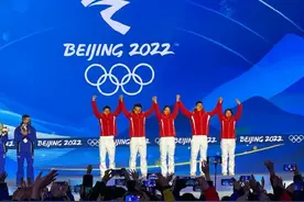 国歌在北京颁奖广场响起，武大靖竖起大拇指图片