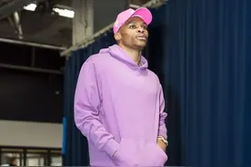 没想到“紫色卫衣”这么百搭，不会穿也能驾驭，真值得试一试图片