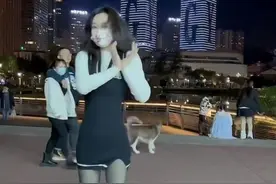 柳岩行为惹争议！穿黑丝打扮清凉街头热舞，路人疑惑走过无人识图片