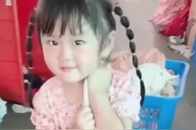 妮妮：全网最小员工，随父亲在工厂“打工”，她的母亲究竟去哪了图片