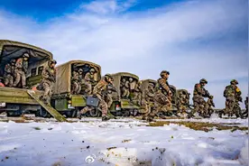 高清大图！武警居民地搜剿战斗演练图片