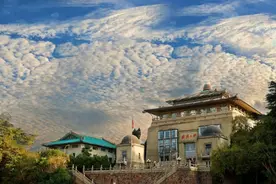 环抱东湖水，坐拥珞珈山！武汉大学：百卅恢宏享盛誉，峭峻风骨育栋梁！图片