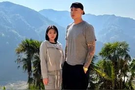 李勒优崔晋连续4年合照，UU变化太大认不出，网友：还挺般配图片