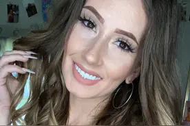 外国“无牙公主”，生了四个孩子后，牙全部掉光，这背后太艰辛了图片